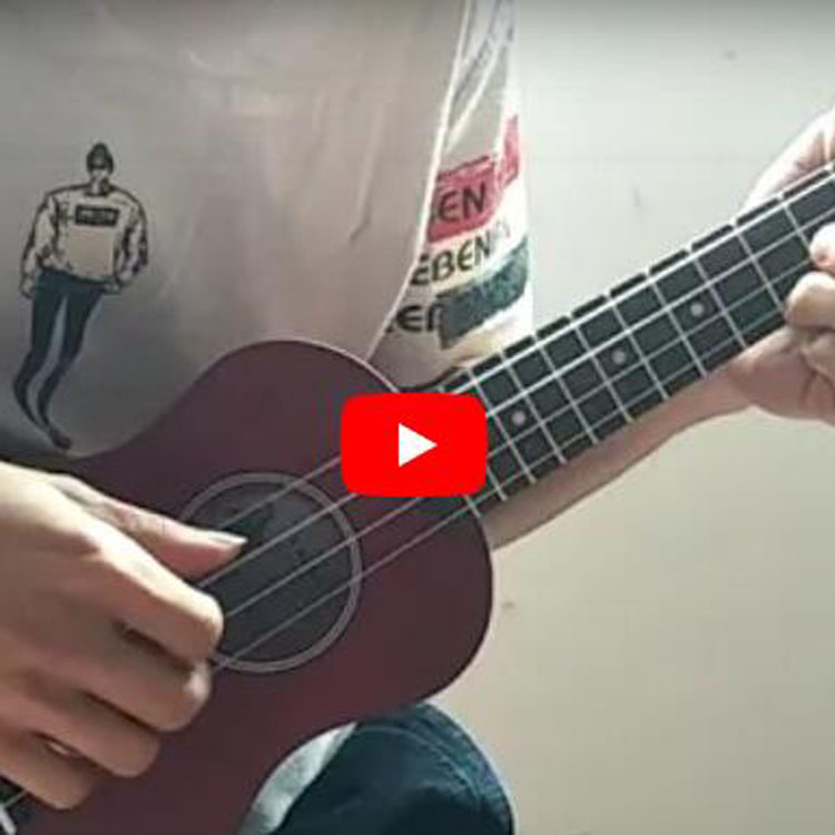 Brown Ukulele Oynarken